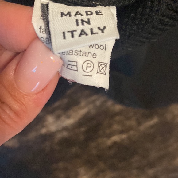 Very cool and unique sweater. Half virgin wool and the other half merino wool. - Picture 5 of 7